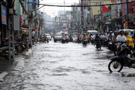 Nước cống phun xối xả, đường biến thành sông - 2 Nước cống phun xối xả, đường biến thành sông - 2