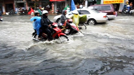 Nước cống phun xối xả, đường biến thành sông - 4 Nước cống phun xối xả, đường biến thành sông - 4