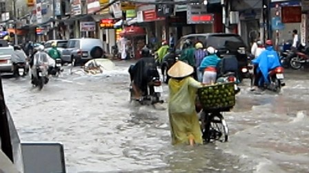 Nước cống phun xối xả, đường biến thành sông - 3 Nước cống phun xối xả, đường biến thành sông - 3