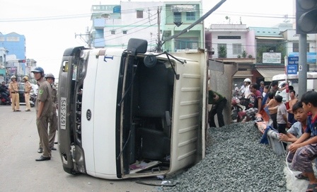 Xe ben chở đá lật nhào giữa đường - 1