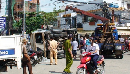 Xe ben chở đá lật nhào giữa đường - 2