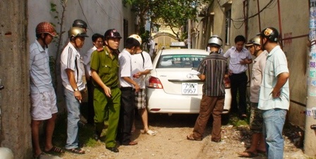 Tài xế taxi bị côn đồ truy sát trên phố - 3