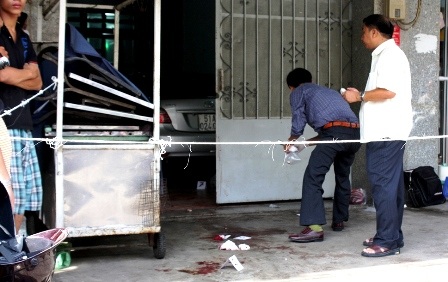 Vụ đâm 2 bố con tại nhà: Án mạng từ mối tình đồng tính đơn phương - 2