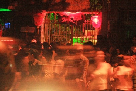 Đôi nam nữ chết trong nhà vệ sinh của quán cà phê - 1