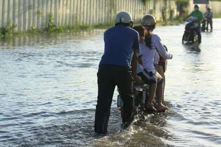 Triều cường dâng cao, dân Sài Gòn quay cuồng trong biển nước - 10