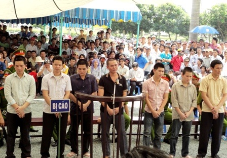 Băng giang hồ chém “hiệp sĩ”chia nhau 27 năm tù - 3