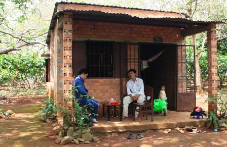 Quà nhân ái đến với bé gái 2 tuổi mô côi cha mẹ vì tai nạn giao thông - 2