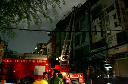 TPHCM: Cháy lớn do chập điện bảng hiệu - 2