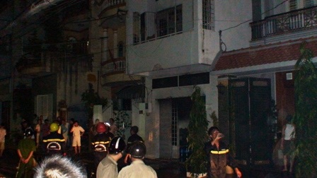 Cháy lớn, căn nhà 3 tầng bị thiêu rụi - 3