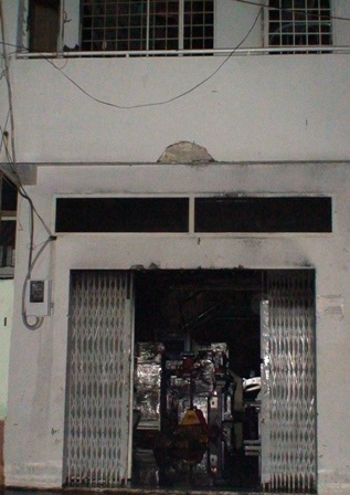 Cháy lớn, căn nhà 3 tầng bị thiêu rụi - 4