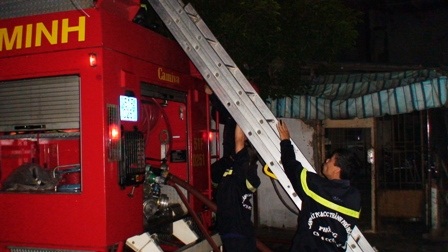 Cháy lớn, căn nhà 3 tầng bị thiêu rụi - 2