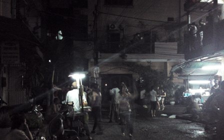 Hoảng loạn vì cháy sát chung cư - 1