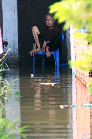 Triều cường dâng cao, dân Sài Gòn quay cuồng trong biển nước - 5