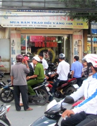 “Vị khách quen” đâm chủ tiệm vàng trọng thương - 1 “Vị khách quen” đâm chủ tiệm vàng trọng thương - 1