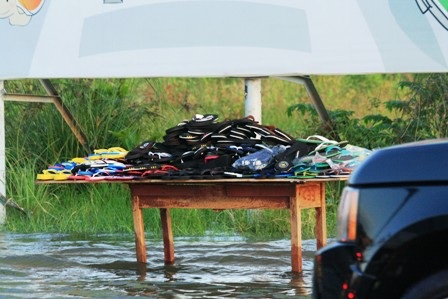 Triều cường dâng cao, dân Sài Gòn quay cuồng trong biển nước - 9