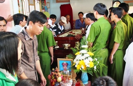 Bắt khẩn cấp băng cướp dùng “hàng nóng” gây hàng loạt vụ án - 2 Bắt khẩn cấp băng cướp dùng “hàng nóng” gây hàng loạt vụ án - 2