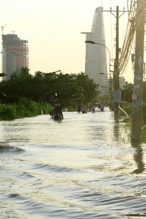 Triều cường dâng cao, dân Sài Gòn quay cuồng trong biển nước - 12