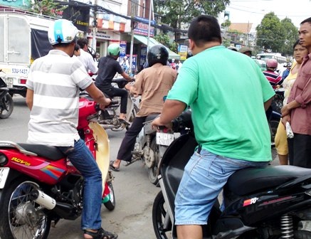 Nổ súng bắt cướp trước cổng chợ - 2