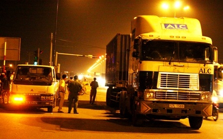 Hai phụ nữ bị xe container kéo lê gần 50m dưới gầm - 1 Hai phụ nữ bị xe container kéo lê gần 50m dưới gầm - 1