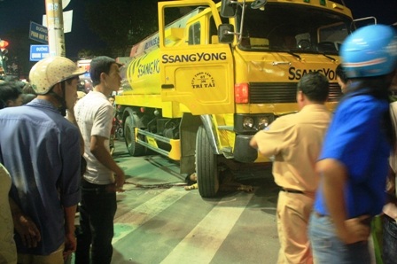 Bị xe bồn cán, một nữ sinh viên tử vong - 1