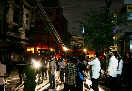 TPHCM: Cháy lớn do chập điện bảng hiệu - 1