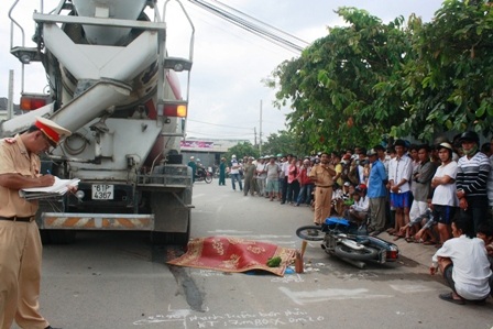 Một phụ nữ mang thai bị xe bồn cán chết - 1