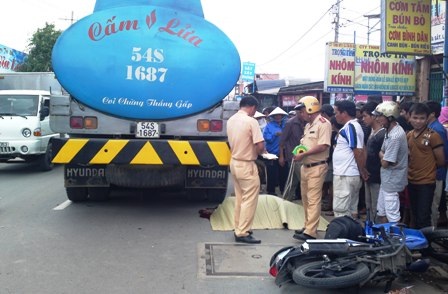 Một thanh niên bị xe bồn cán chết khi đi giao hàng - 2