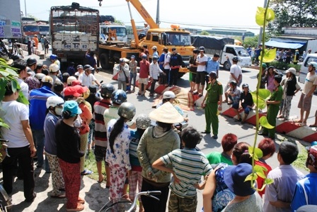 Xe tải “đại náo” kinh hoàng trên phố, 3 người thương vong - 1