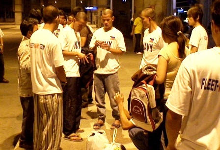 12 thuyền viên trở về sau chuyến đi biển bão táp - 1 12 thuyền viên trở về sau chuyến đi biển bão táp - 1