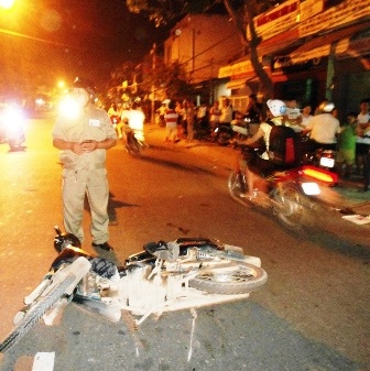 Xe máy tông nhau, 1 người chết, 1 người trọng thương - 1