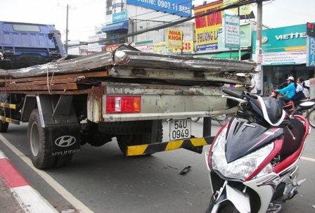 Đâm đuôi xe tải, bị thanh sắt đâm trúng ngực - 2