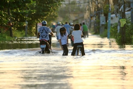 Triều cường dâng cao, dân Sài Gòn quay cuồng trong biển nước - 13