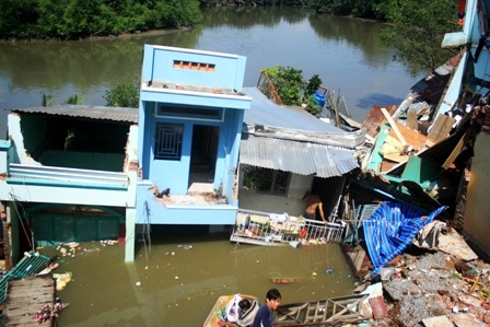 Hỗ trợ khẩn cấp các hộ dân bị sông “nuốt” nhà - 1