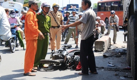 Xe tải “đại náo” kinh hoàng trên phố, 3 người thương vong - 7