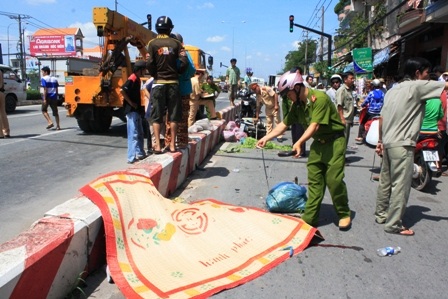 Xe tải “đại náo” kinh hoàng trên phố, 3 người thương vong - 8