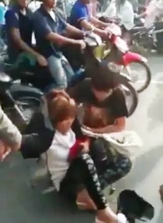 Cô gái trẻ tát vào mặt CSGT giữa phố - 2 Cô gái trẻ tát vào mặt CSGT giữa phố - 2