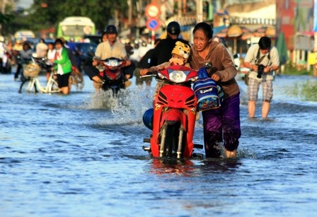 Triều cường dâng cao, dân Sài Gòn quay cuồng trong biển nước - 14