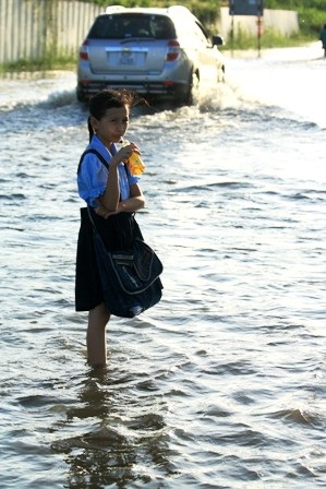 Triều cường dâng cao, dân Sài Gòn quay cuồng trong biển nước - 4