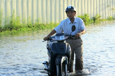 Triều cường dâng cao, dân Sài Gòn quay cuồng trong biển nước - 3