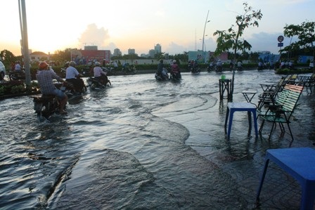Triều cường dâng cao, dân Sài Gòn quay cuồng trong biển nước - 15