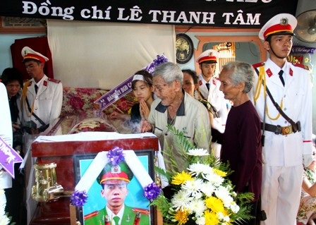 Vụ công an bị cướp bắn chết: Nỗi lòng người ở lại - 1 Vụ công an bị cướp bắn chết: Nỗi lòng người ở lại - 1