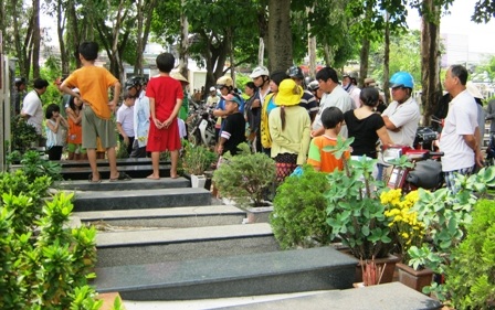 Xác chết bị đốt trong nghĩa trang: Nạn nhân tự tử? - 1