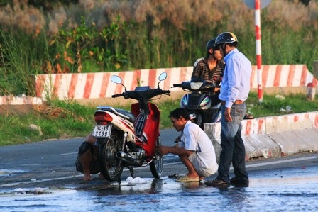 Triều cường dâng cao, dân Sài Gòn quay cuồng trong biển nước - 8