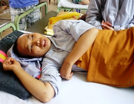 Sư cô bị côn đồ đánh trọng thương - 1