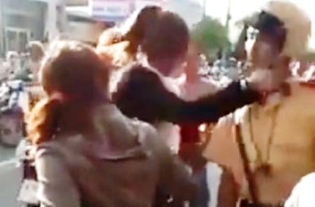 Cô gái tát CSGT trên phố có thể lĩnh 3 năm tù - 1 Cô gái tát CSGT trên phố có thể lĩnh 3 năm tù - 1