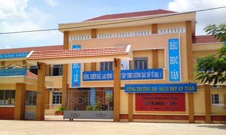 Học sinh lớp 9 dùng “bom xăng” ném bạn: Mâu thuẫn từ tin nhắn điện thoại - 1