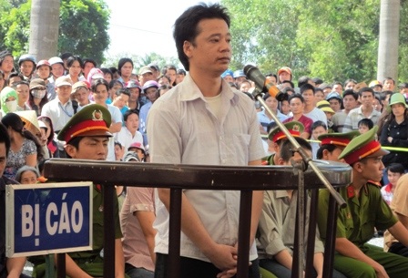 Băng giang hồ chém “hiệp sĩ”chia nhau 27 năm tù - 1