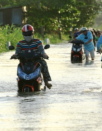 Triều cường dâng cao, dân Sài Gòn quay cuồng trong biển nước - 7