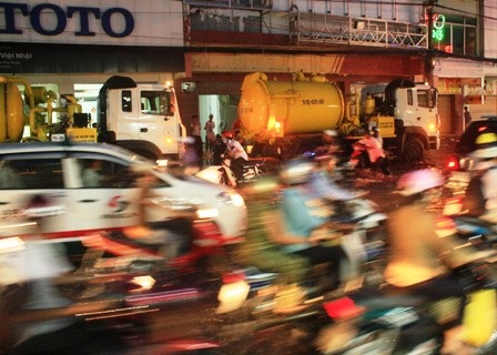 Triều cường dâng cao, dân Sài Gòn quay cuồng trong biển nước - 18