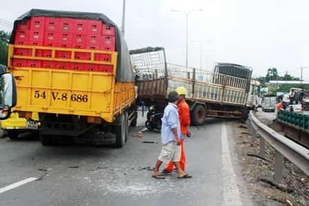 Tông nhau liên hoàn, 6 ô tô hư hỏng nặng - 2
